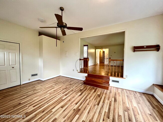 Foto del edificio - 2923 Middle Sound Loop Rd