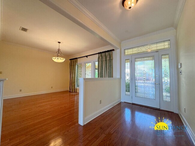 Building Photo - Prestigious 4 bedroom 2.5 bathroom Poquito...