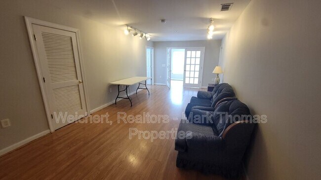 Foto del edificio - 929 Morreene Rd