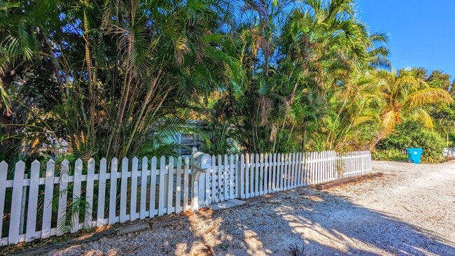 Building Photo - 3809 Periwinkle Ln