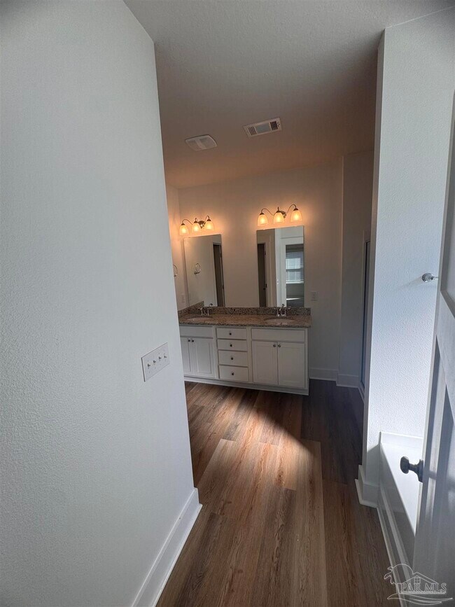 Foto del edificio - 6419 Forest Bay Ave