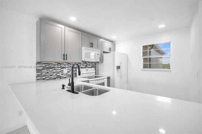 Building Photo - 2601 NE 3rd Ct