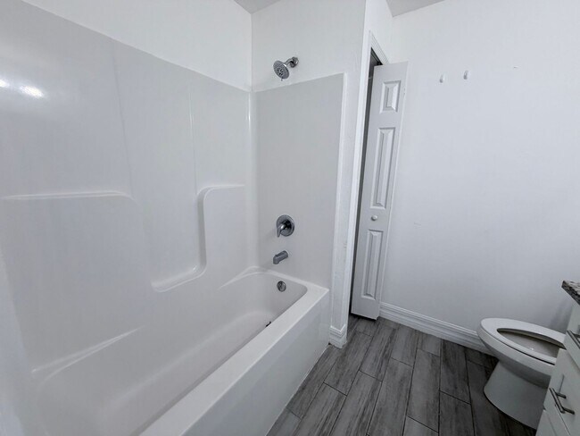 Foto del edificio - First Month's FREE !!! 2/2 plus Bonus Room with lawn care included