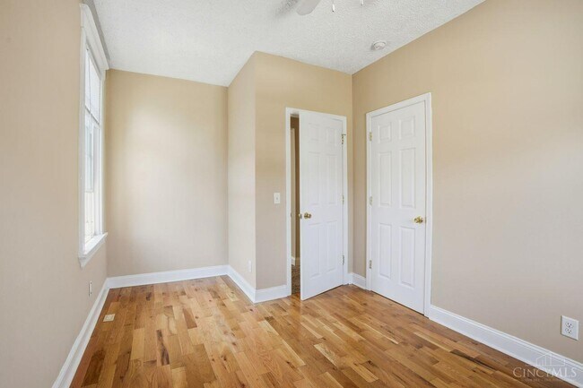 Foto del edificio - 2429 Robertson Ave