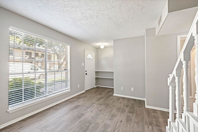 Building Photo - 1831 Sherwood Forest St