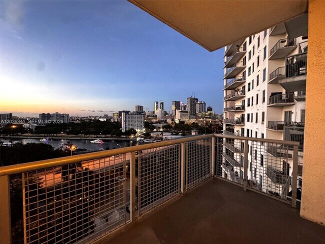 Foto del edificio - 10 SW South River Dr
