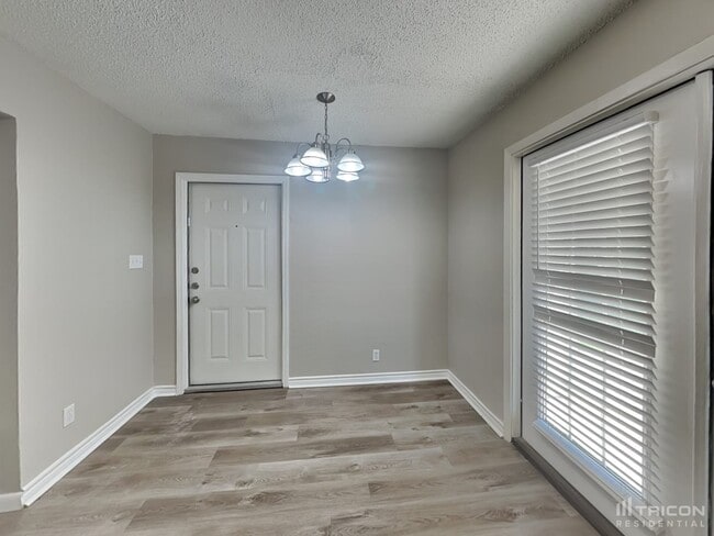 Building Photo - 206 Royal Dr