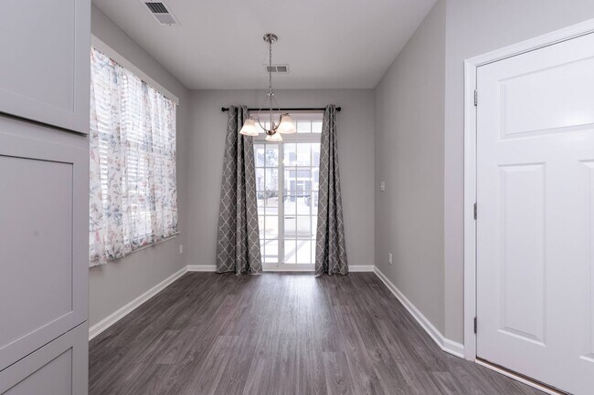 Foto del edificio - Like New one level living