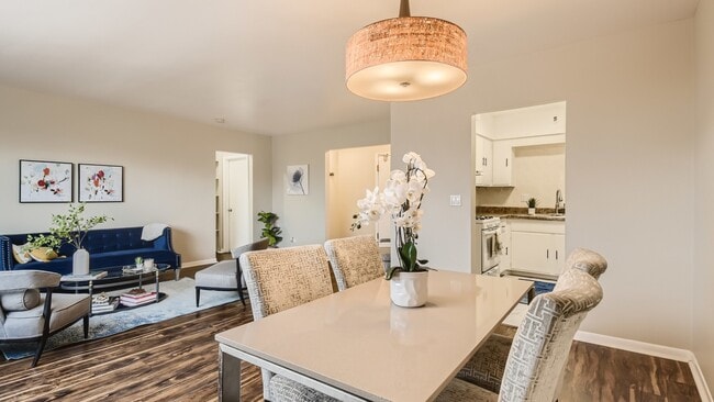 Dining Room - 1415 W Pratt Blvd