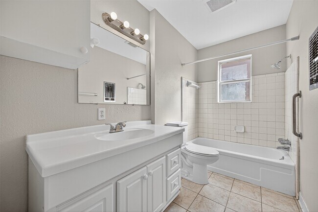 Foto del edificio - 7230 Oak Village Dr