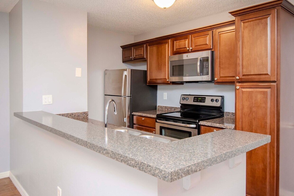 Foto principal - 1BR + Den Condo with Exclusive Move-In Inc...