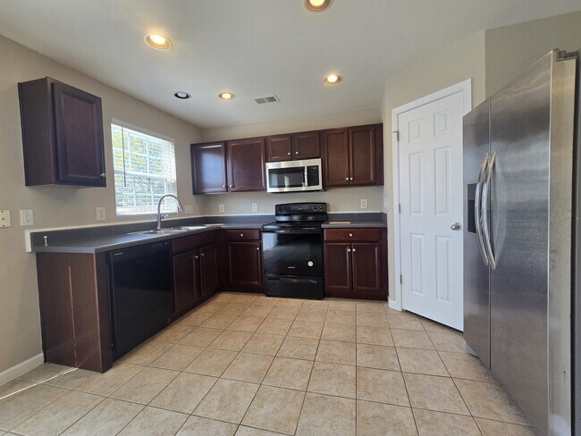 Building Photo - 1015 Daniel Ln