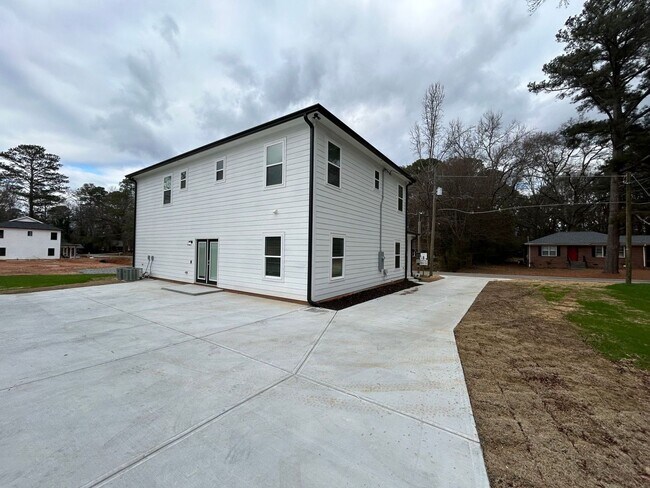 Foto del edificio - LARGE NEW CONSTRUCTION HOME AVAILABLE AUGU...