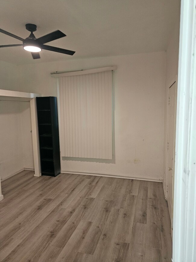 Building Photo - 145 W Goltz Ave