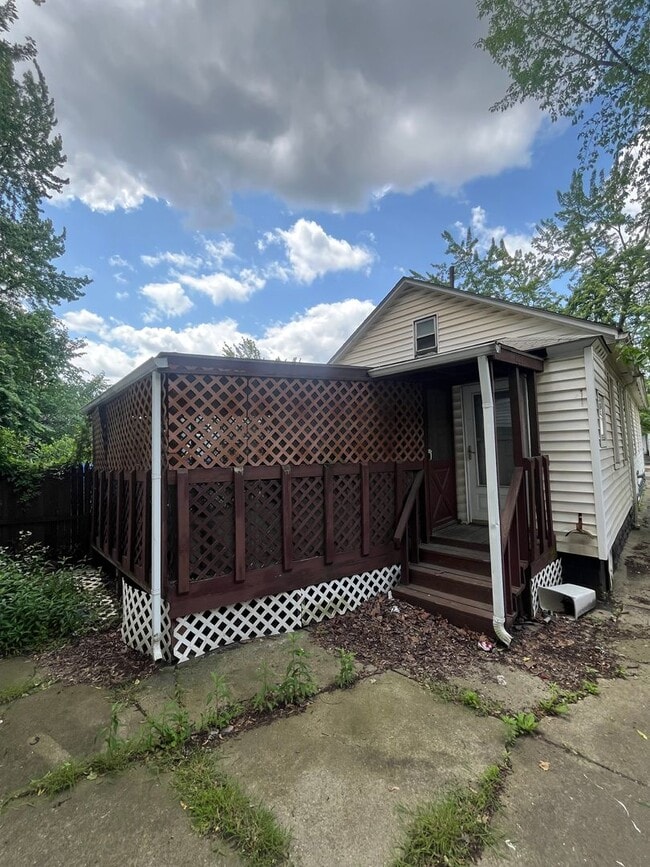 Building Photo - Section 8 Accepted, Charming 2BR 1 BA Home...