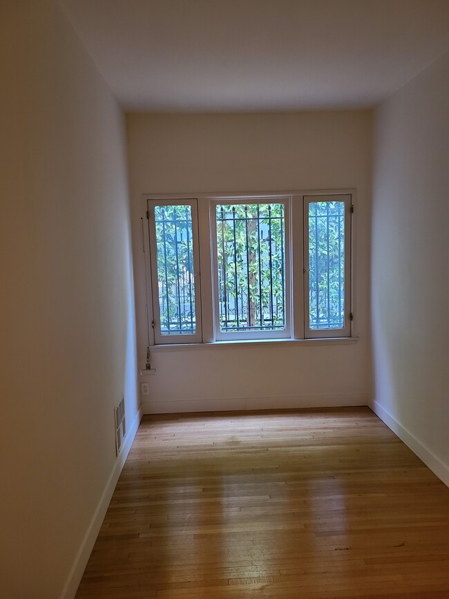 Building Photo - 1844 N Kingsley Dr