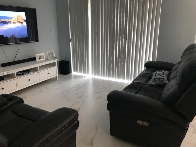 Foto del edificio - 8964 W Flagler St