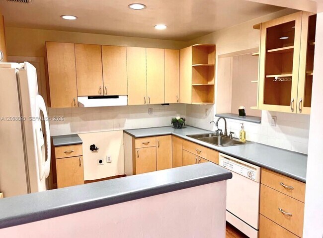 Foto del edificio - 10881 N Snapper Creek Dr