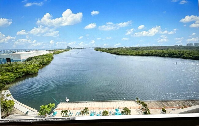 Foto del edificio - 300 Bayview Dr