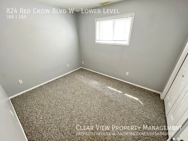 Building Photo - ?? 3 Bedroom Lower Suite with Fireplace & ...