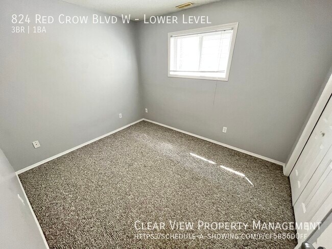 Photo du bâtiment - ?? 3 Bedroom Lower Suite with Fireplace & ...