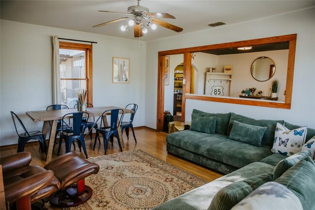 Building Photo - 604 W Pecan Dr