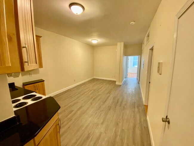 Building Photo - Beautiful 2 Bed Right Off Beacon St! Short...