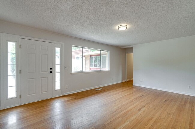 Photo - Amazing 4 bedroom 3 bathroom for rent! House