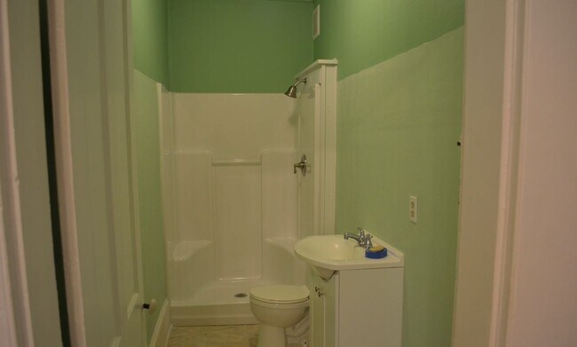 Baño - 100 NE 4th St