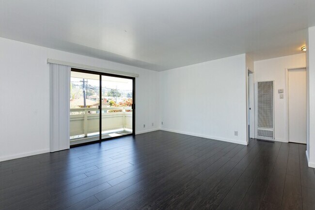 Building Photo - 6615 Schmidt Ln