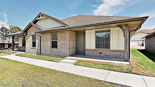 Foto del edificio - 2 Bedroom 2 Bathroom 1 Car Garage Duplex with upgrades located off Broadway Extension, a short di...