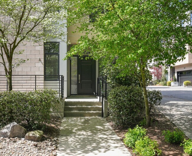 Foto del edificio - Riverfront Location, Luxury Townhome - End Corner Unit, Two En-Suites, Attached Garage