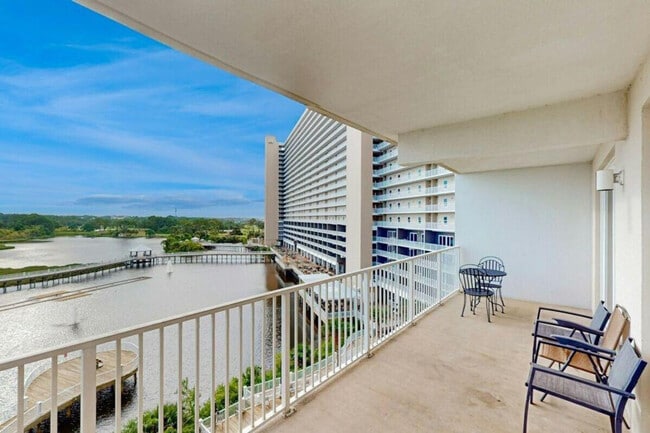 Building Photo - 9860 S Thomas Dr