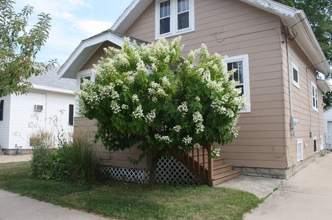 Building Photo - 3 Bedroom Home-Fenced in Yard