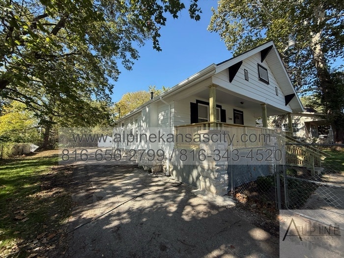 Foto principal - Updated South KC Home, 3 Car Detached with...