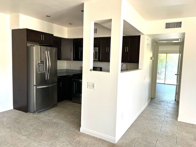 Foto del edificio - COMING SOON!! 2 Bedroom/ 1 Bathroom Condo ...