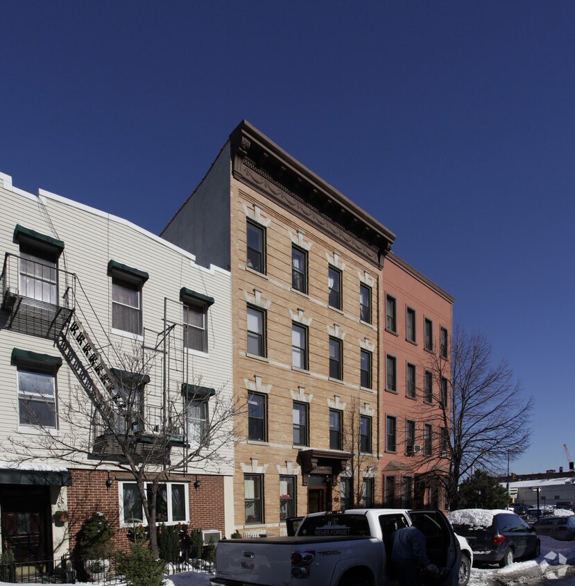 Primary Photo - 213 Kent St
