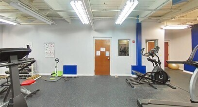 Building Photo - 1133 W 9th St