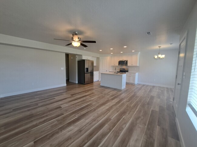 Building Photo - 998 N 20 E