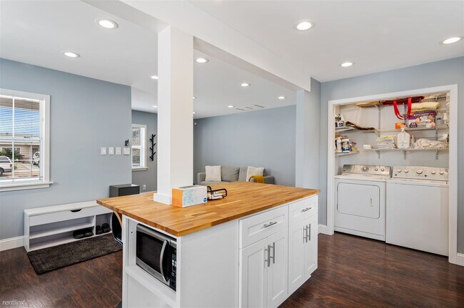 Building Photo - 3 br, 1 bath House - 2122 West 177th Street