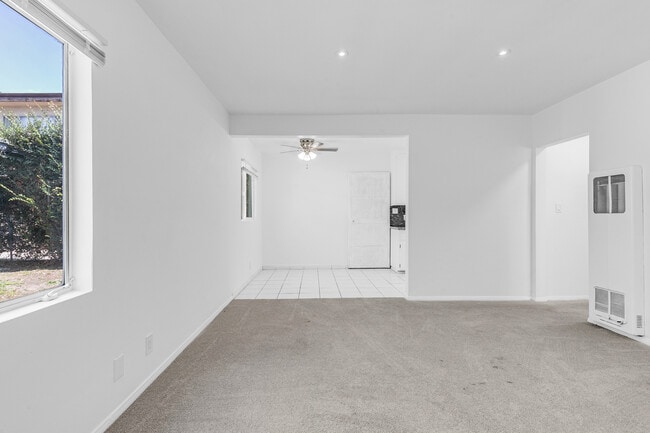 Building Photo - 536 Hyde Park Pl