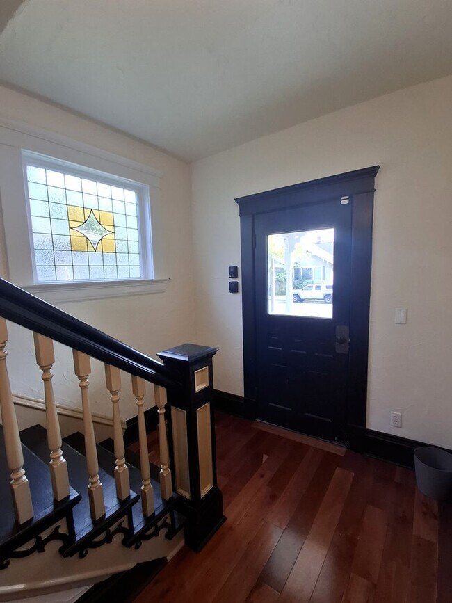 Building Photo - 2321 Elm St