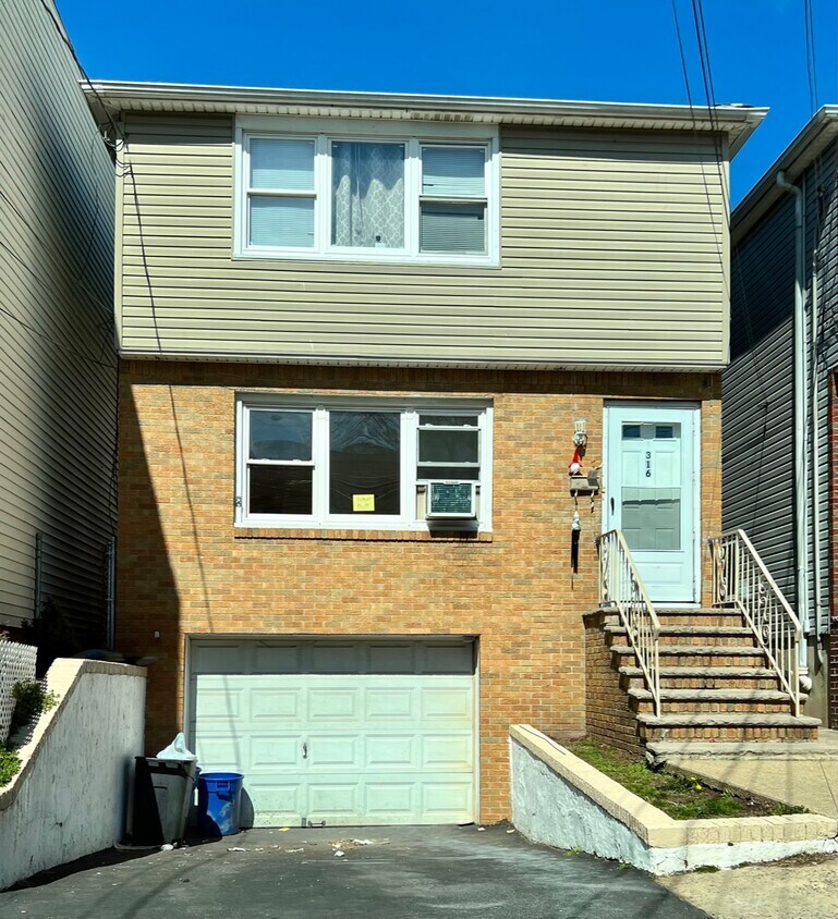 Primary Photo - 316 William St