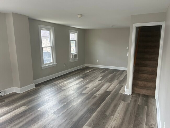 Sala de estar - 24 N Main St