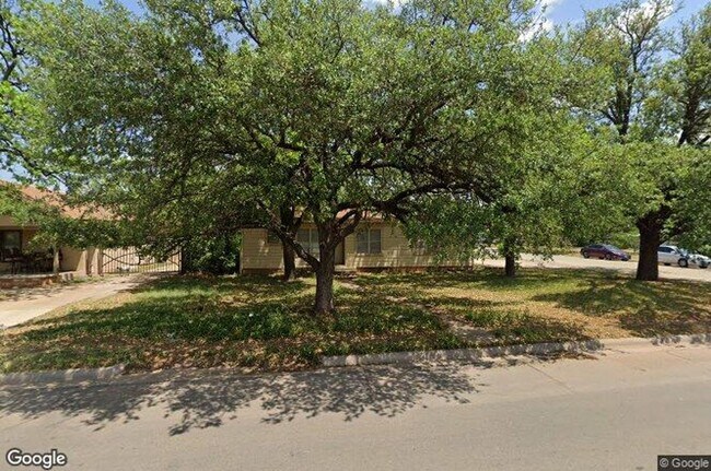 Building Photo - Three Bedroom with a Bonus Room