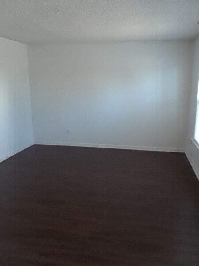 Foto del edificio - Virginia Beach- 3 Bed / 1.5 Bath end unit townhouse in Green Run
