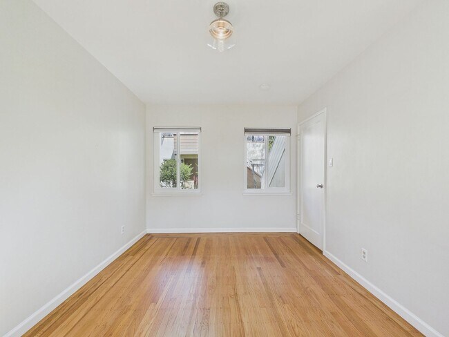 Foto del edificio - **Bright & Spacious 1BR Near UC Berkeley | Hardwood Floors + Natural Light**