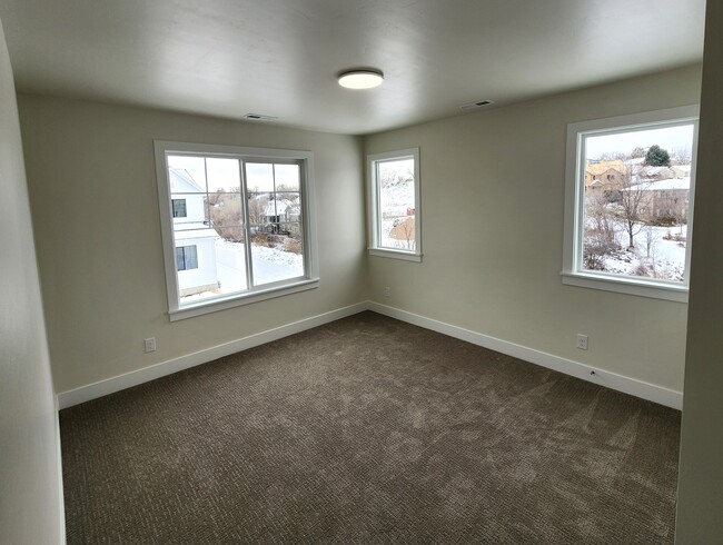 Building Photo - 1349 E Bluebell Ct