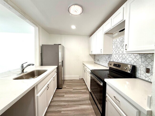 Building Photo - 5506 Beverly Hill St