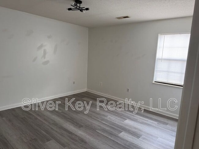 Foto del edificio - 823 Englewood Rd